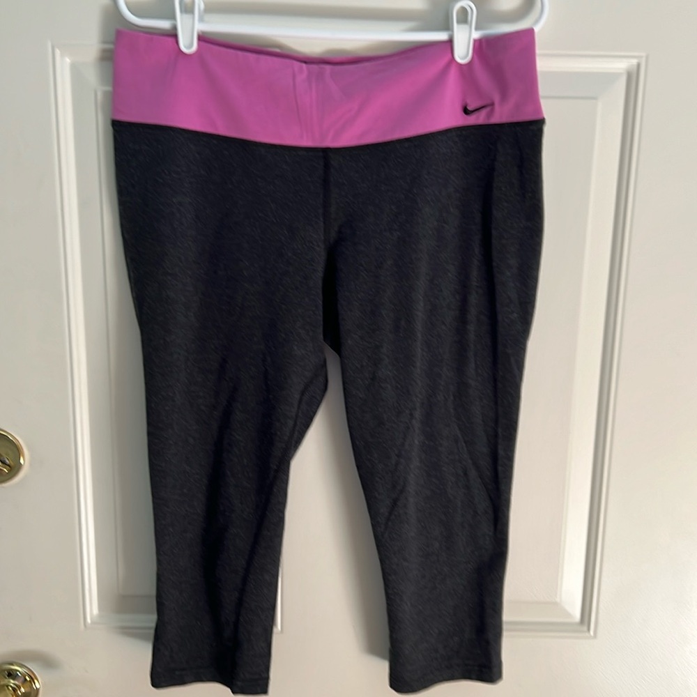 Nike Women’s Gray and Pink Capri Leggings. XL